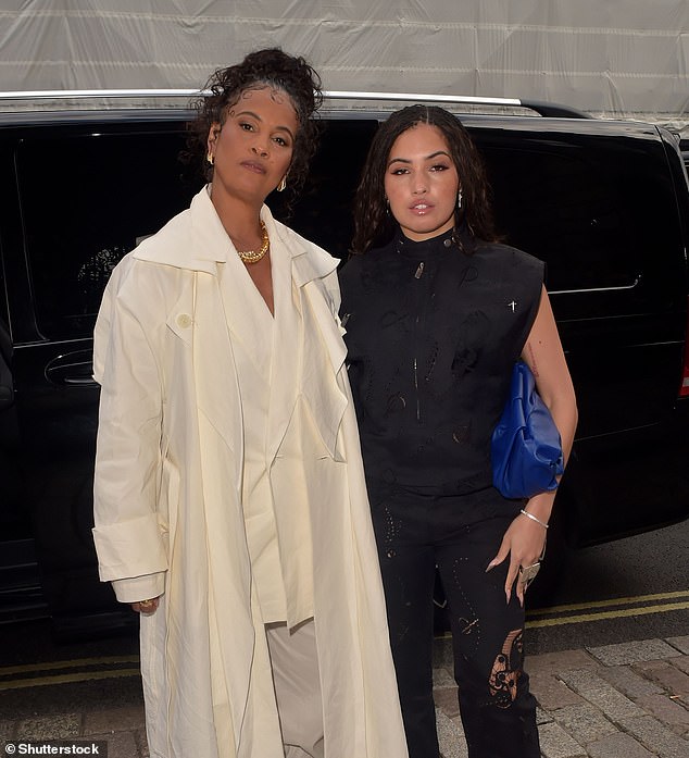 Она была номинирована на премию «Грэмми» и имеет за плечами две премии Brit Awards, а ее дочь Мэйбл определенно догоняет свою мать.