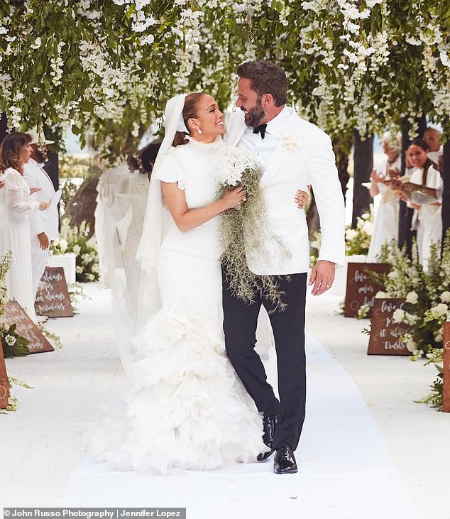 Лопес и Аффлек возродились в 2021 году и поженились на церемонии в Лас-Вегасе в июле следующего года, а затем устроили роскошную свадьбу в его поместье в Джорджии в августе 2022 года (на фото).