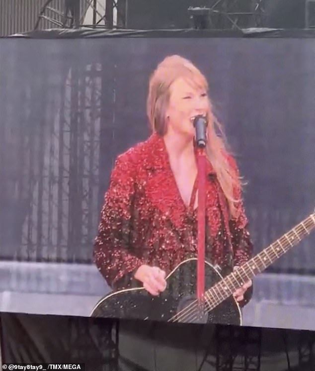 34-летняя поп-икона была ошеломлена, когда она появилась в мерцающем красном пиджаке с глубоким вырезом и с гитарой в руках.
