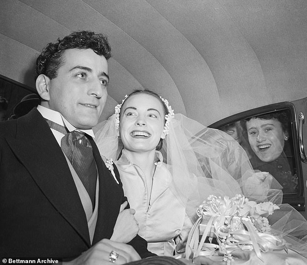 Тони Беннетт и его первая жена Патрисия Бич выходят из собора Святого Патрика в день своей свадьбы 12 февраля 1952 года. Фанат заглядывает в окно их машины.  У пары родилось двое сыновей, Дэнни и Дэ.