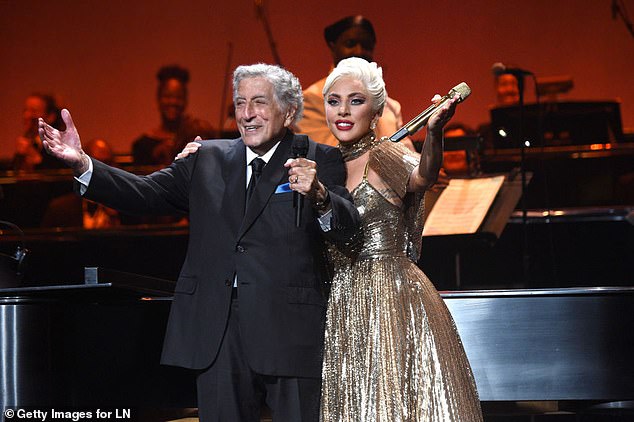 Беннетт выступает с Леди Гаг в Radio City Music Hall в августе 2021 года. Концерт назывался «Последний раз: вечер с Тони Беннеттом и Леди Гагой».