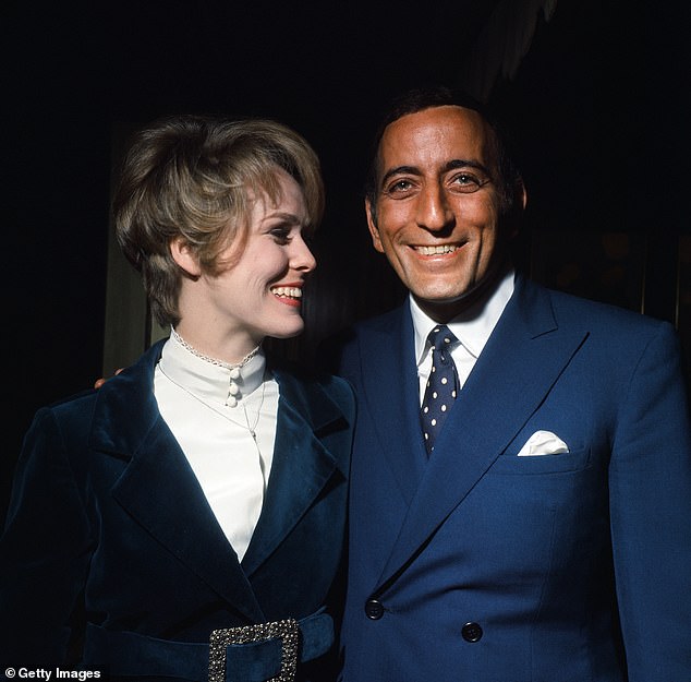На фото Беннетт со своей второй женой Сандрой Грант, на которой он женился в декабре 1971 года. У пары было две дочери, Джоанна и Антония.  Они развелись в 1984 году.