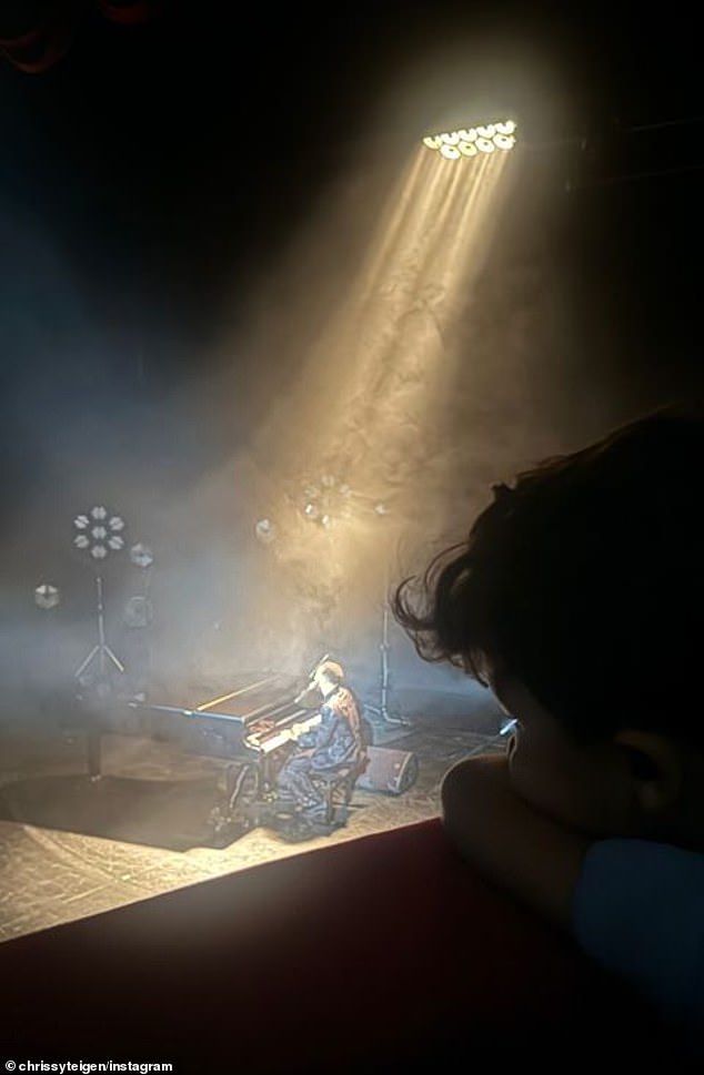 На фотографиях, которыми Тейген поделилась в своих историях в Instagram, видно, как шестилетний сын Майлз внимательно наблюдает, как его отец творит музыкальное волшебство на сцене.