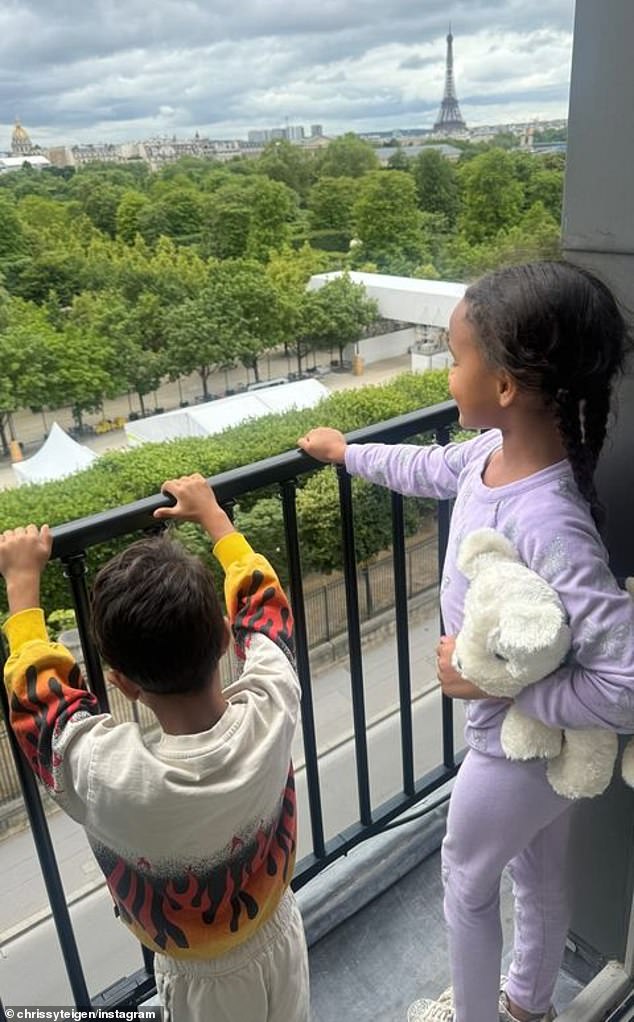 Тейген поделилась милой фотографией, на которой двое ее старших детей наслаждаются видом Парижа, включая Эйфелеву башню, с балкона своего гостиничного номера.  Неизвестно, взяла ли пара с собой своих младших детей, 18-месячную Эсти, и Рена, которому на следующей неделе исполнится год.