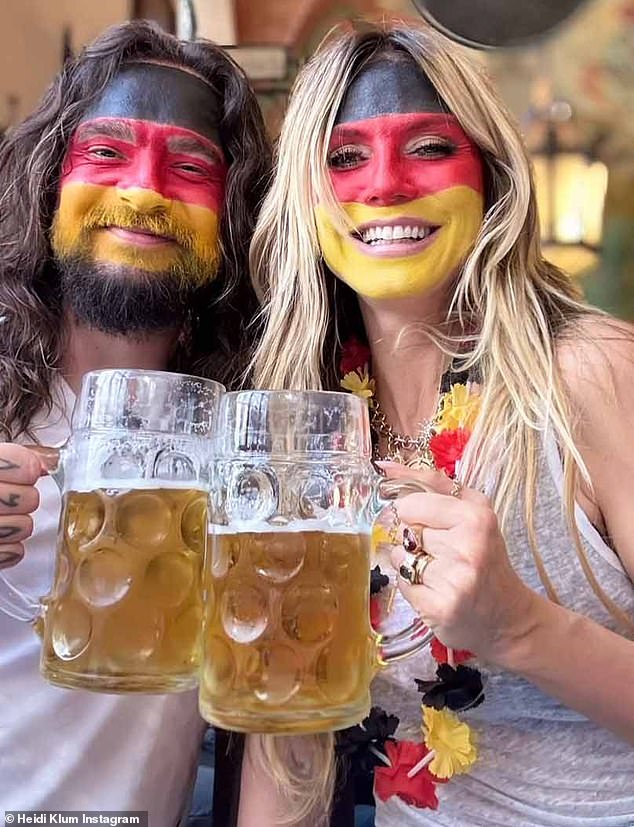 Она поделилась фотографиями и видео, на которых она и 34-летний Каулитц с одинаковой краской на лицах, когда они наслаждались первым днем ​​Евро-2024.