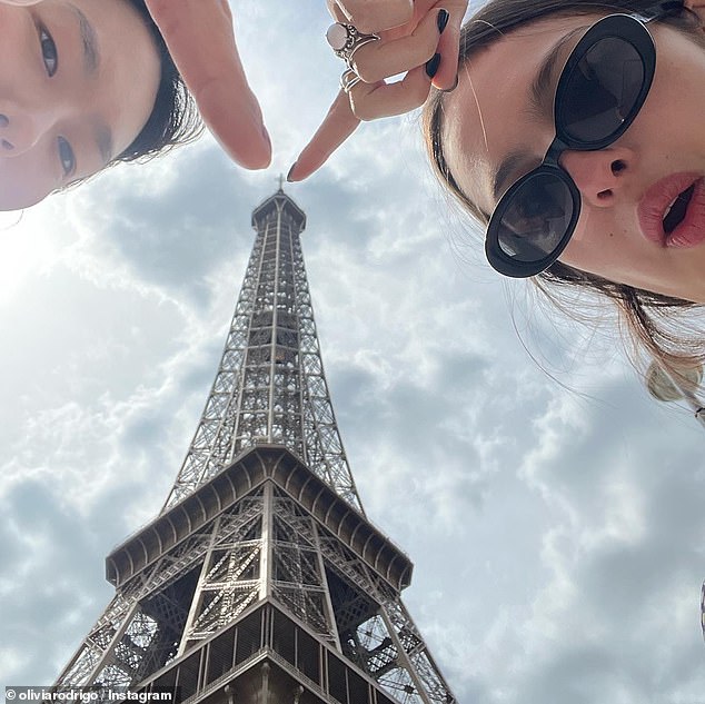 Трехкратная обладательница Грэмми рассказала своим 37,4 миллионам подписчиков в Instagram о своей поездке, поделившись селфи с приятелем Мэдисон Ху на Эйфелевой башне.