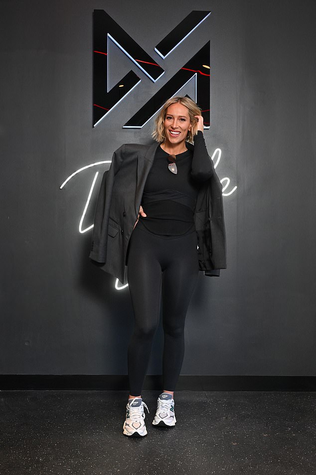 Фиби, которая является послом бренда спортивных тренировок, улыбалась, демонстрируя свою великолепную фигуру в черных леггинсах и топе в тон в новой клубной студии Double Bay.