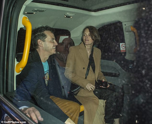 После ночи веселья Уоллер-Бридж покидает ресторан в лондонском черном такси вместе со своим коллегой по фильму и другом Эндрю Скоттом.