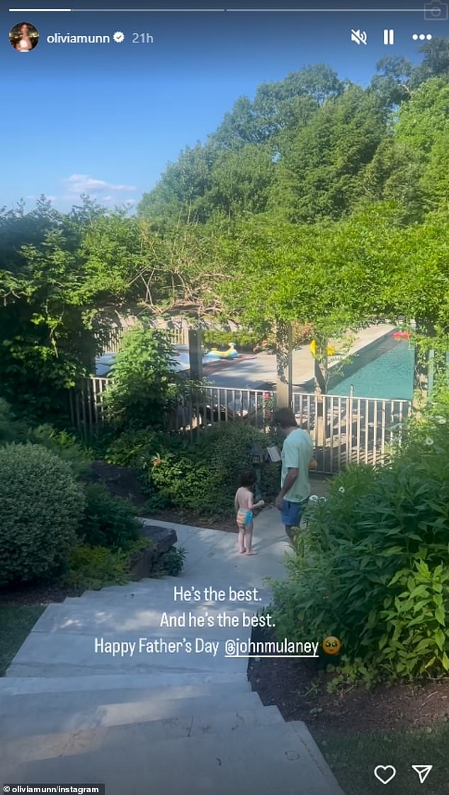 Оливия также поделилась милым постом в Instagram по случаю Дня отца.  Она сняла короткое видео, на котором Джон и их сын идут к бассейну.