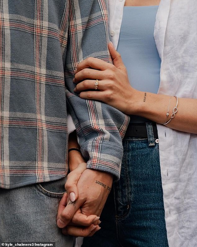 На втором кадре видно, как руки пары сцеплены, когда они оба демонстрируют свои татуировки и нерушимую связь.