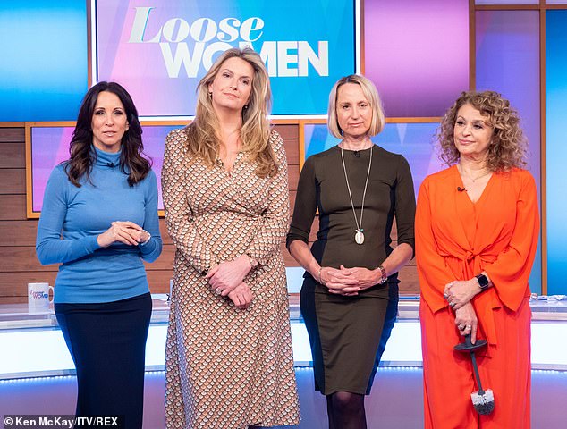Но затем на помощь пришла команда Loose Women, и как только они вернулись в студию, группа, наконец, смогла увидеть Пенни лично и в конечном итоге «поняла, что происходит» (на фото LR Андреа Маклин, Пенни, Кэрол МакГиффин и Надя). Савалья)