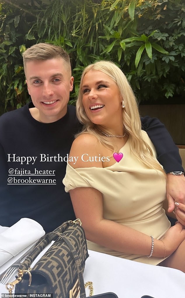 Старшая дочь 26-летнего Шейна Уорна поделилась в Instagram галереей драгоценных фотографий, на которых запечатлена огромная вечеринка по случаю дня рождения, которую она устроила для своего партнера.