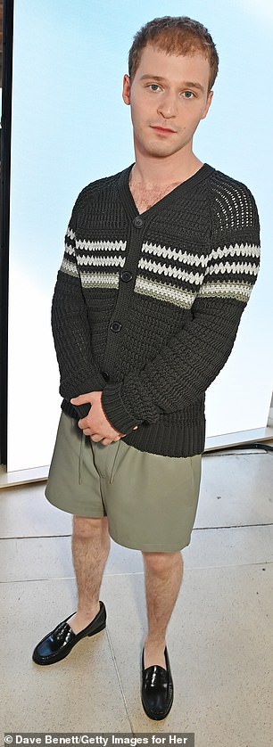 Актер Фред Хечингер выбрал шорты и черно-белый кардиган крючком.