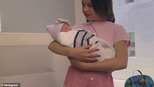 Дочь Дженны Эверли держала на руках свою младшую сестру