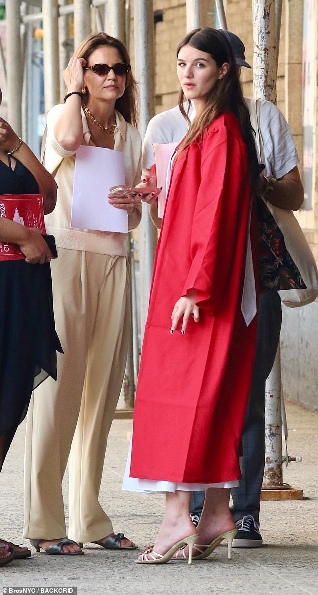 На церемонию, которая проходила в United Palace Theater в Вашингтон-Хайтс, девушка была одета в длинное белое платье под ярко-красным выпускным халатом, сандалии с открытым носком и распущенные длинные волосы.