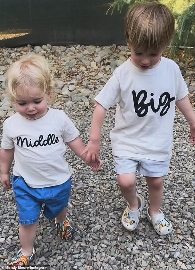 В пятницу она сообщила эту новость, опубликовав трогательную фотографию двух своих сыновей Гаса и годовалого Оззи в футболках с надписью «Большой» и «Средний» соответственно.