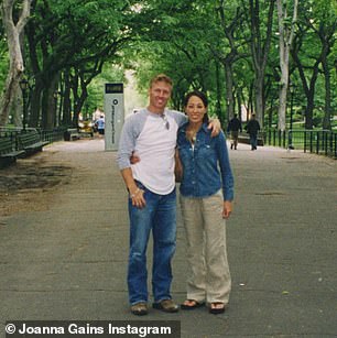 Она загрузила фотографию пары, делающей снимок в Нью-Йорке в 2024 году, а также снимок, сделанный в Большом Яблоке в 2003 году.