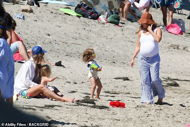 38-летняя актриса, ожидающая второго ребенка от мужа Кристофера Френча, с удовольствием играла в песке со своей трехлетней дочерью Юпитер.