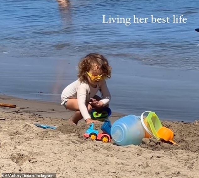 Еще один милый ролик показывает, как дошкольник наслаждается игрой со своими игрушками на песке.
