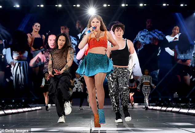 Американская мегазвезда исполнила такие хиты, как Shake It Off, на премьере своего тура Eras Tour в Лондоне.