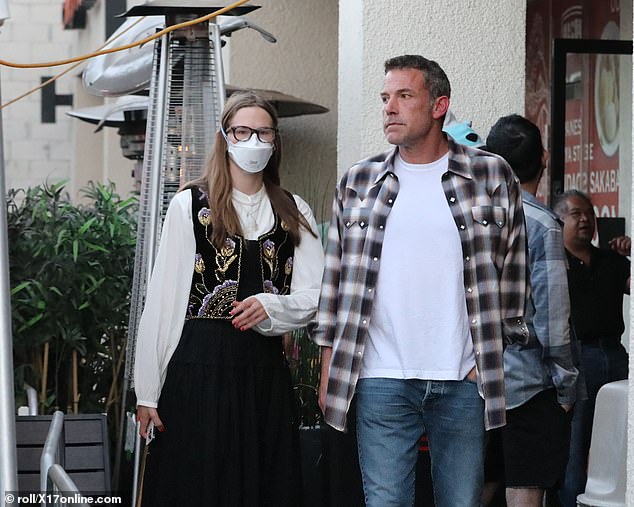 51-летний обладатель Оскара выглядел непринужденно в клетчатой ​​рубашке и джинсах во время обеда со своей 18-летней дочерью Вайолет в Лос-Анджелесе.