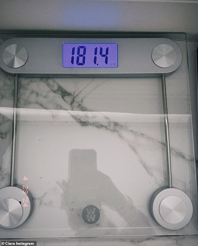 23 апреля Сиара, у которой 78,7 миллиона подписчиков в социальных сетях, сообщила, что весит 181,4 фунта, сфотографировав свои весы в Instagram и написав, что активно «пытается сбросить 70 фунтов».