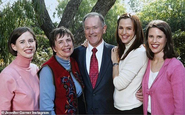Дженнифер на фото со своими родителями Пэт и Уильямом и двумя сестрами Сюзанной и Мелиссой.