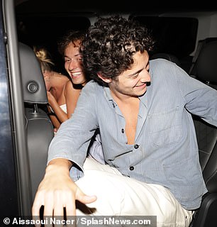 Мужчины были замечены смеющимися на заднем сиденье машины, когда они присоединились к дочери супермодели Кейт Мосс.
