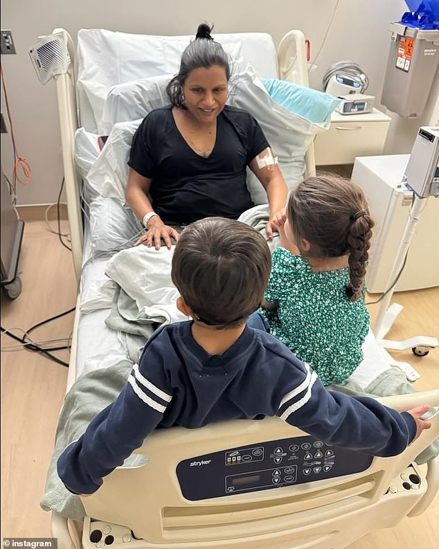 В посте также содержалось изображение Минди, сидящей на больничной койке в окружении двоих детей.