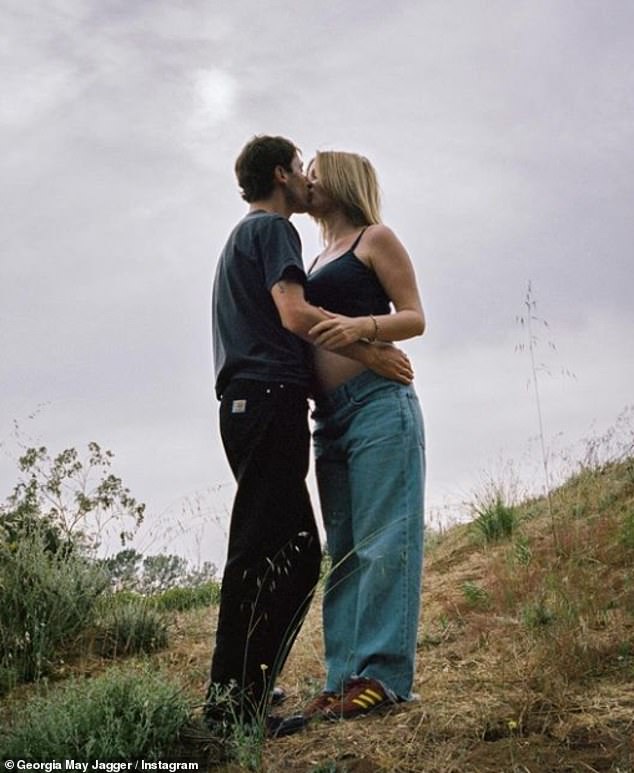 На другом снимке будущие родители страстно поцеловались в поле, а Кембриан обняла ее шишку.