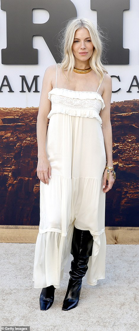 К нему присоединилась одна из его звезд, Сиенна Миллер, которая выглядела непринужденно, но круто в прекрасном белом платье.