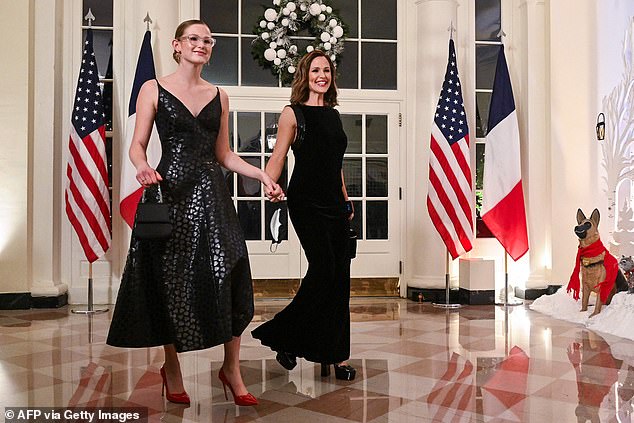Дженнифер и Вайолет прибывают в Белый дом, чтобы присутствовать на государственном ужине в честь президента Франции Эммануэля Макрона в Вашингтоне, округ Колумбия, в 2022 году.