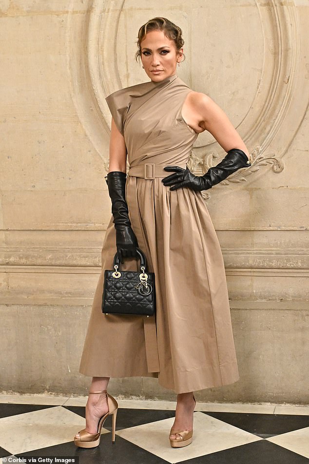 Тем временем жену Бена Дженнифер Лопес видели на показе Christian Dior Haute Couture Осень/Зима 2024-2025 в рамках Парижской недели моды 24 июня в Париже.