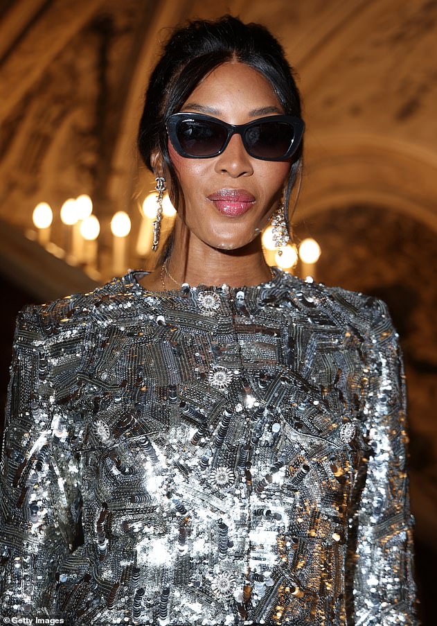 Она показала сенсационную фигуру на звездном показе Chanel Haute Couture, проходившем в парижском оперном театре Пале Гарнье.