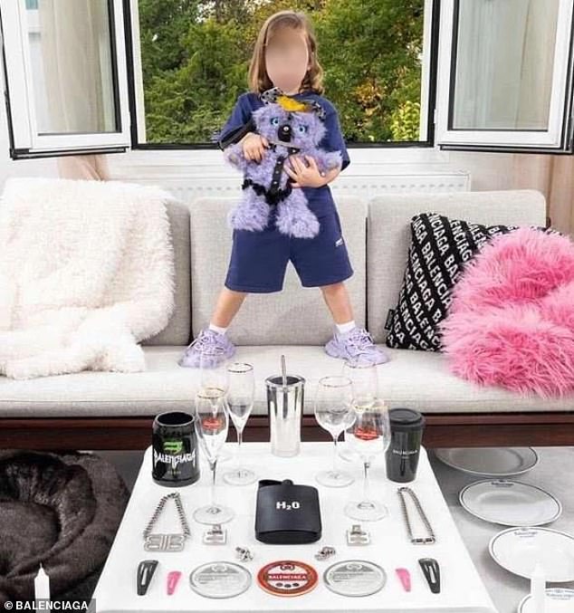В 2022 году модный бренд Balenciaga был вынужден извиниться за фотосессию с ребенком, держащим плюшевого мишку, одетым в БДСМ-наряд, что возмутило сотни людей в сети