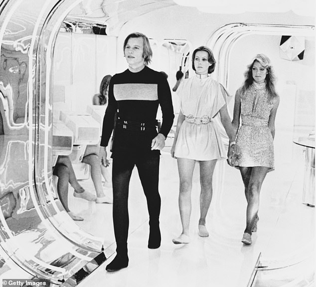 Фосетта также видели вместе с Майклом Йорком и Дженни Агаттер в культовом научно-фантастическом фильме «Бегство Логана» в 1976 году.