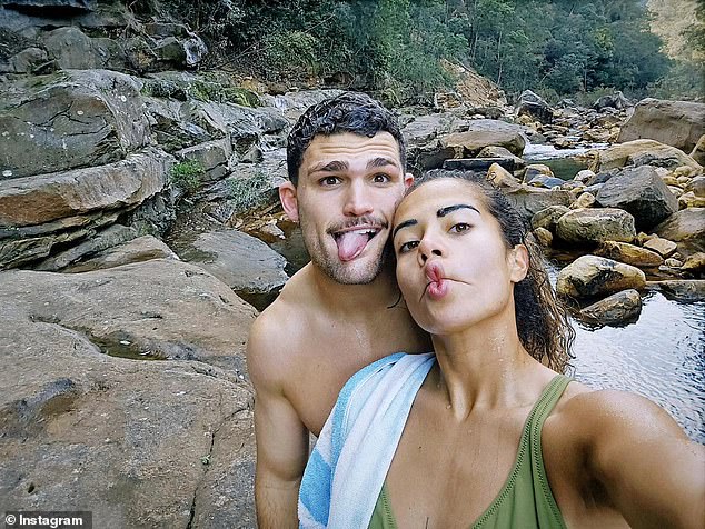 21-летняя австралийская футболистка в пятницу опубликовала в Instagram серию фотографий с ее выходного дня, в том числе трогательное селфи со своим парнем, игроком в регби Натаном.