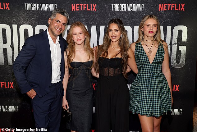 Мать троих детей позировала вместе со своими девочками и мужем Кэшем Уорреном на премьере фильма Netflix.