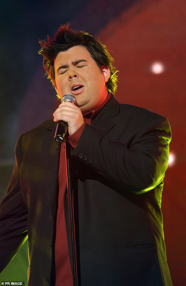 45-летний Кортни прославился в 2004 году на конкурсе исполнителей хитов (на фото), где он занял третье место, уступив победителю Кейси Доновану и занявшему второе место Энтони Каллеа.