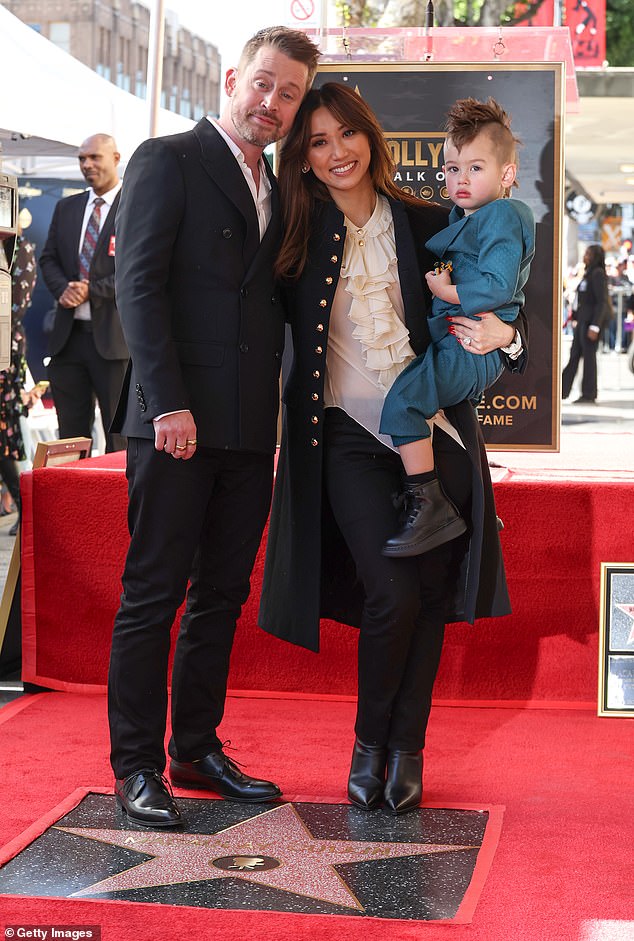 У актера есть сын Дакота, которому три года, а также второй сын, которому год, от Бренды Сонг, с которой он обручился в январе 2022 года; их видели в декабре 2023 года.