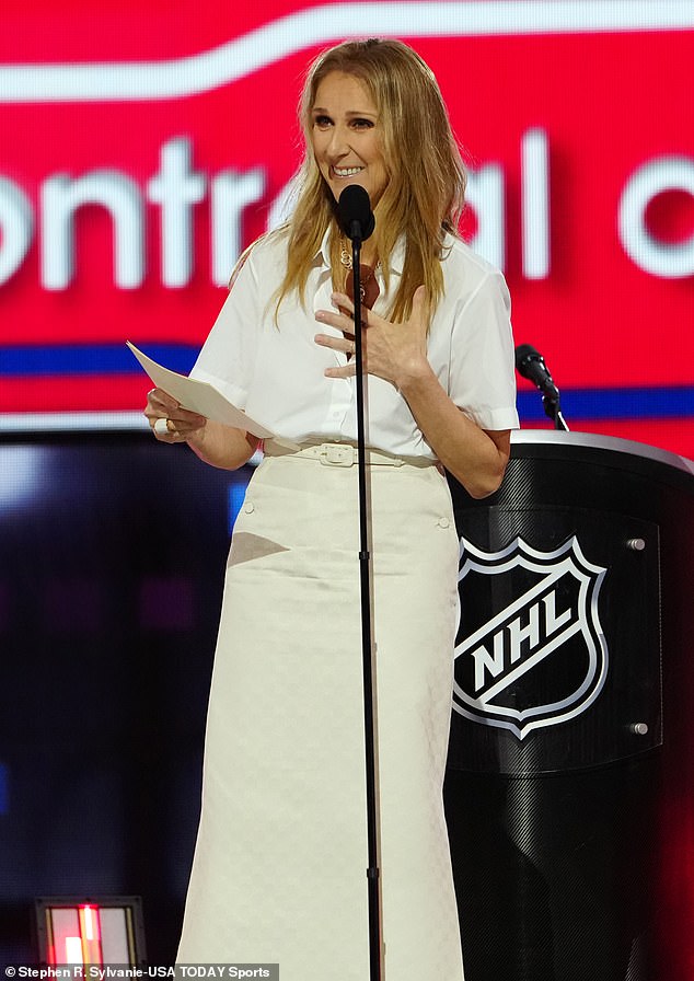 Она объявила о пятом выборе «Монреаль Канадиенс» в первом раунде драфта профессиональных хоккеистов.