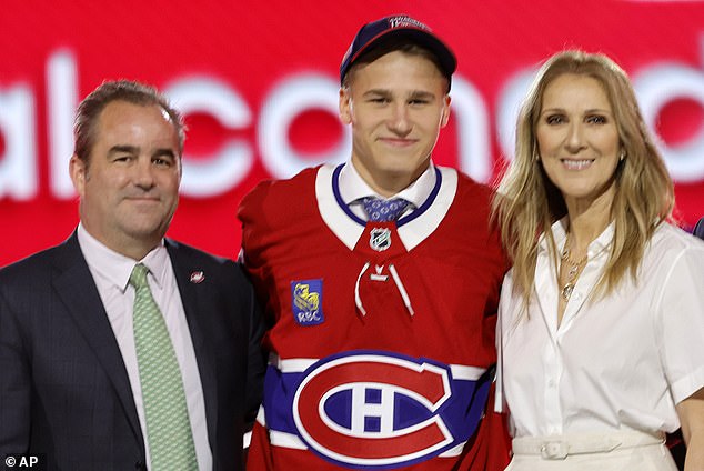 Иван Демидов (в центре) позирует после того, как был выбран командой «Монреаль Канадиенс» в первом раунде драфта НХЛ.