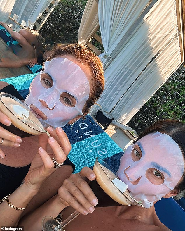 Она также опубликовала фотографию, на которой они обе потягивают эспрессо-мартини и наслаждаются уходом за кожей, нанося маски для лица и отдыхая на солнце.