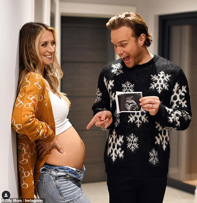 Олли и Амелия объявили, что ждут своего первого ребенка, в декабре, когда они поделились волнующим заявлением в Instagram.