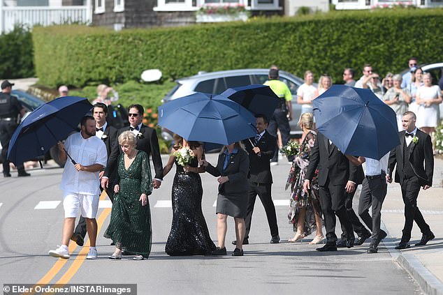 Многие гости принесли с собой зонтики, чтобы отдохнуть от жары.