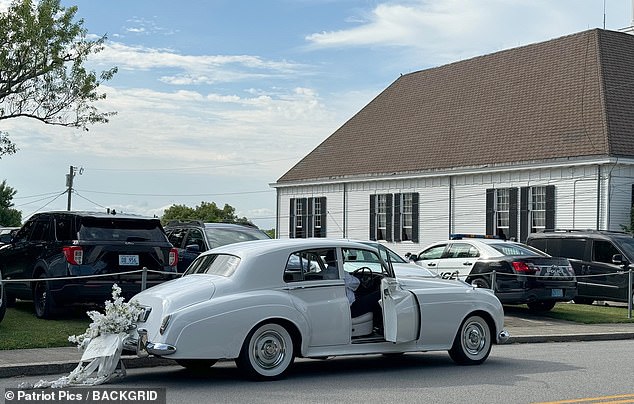 Также был замечен специальный белый автомобиль для свадебной церемонии.