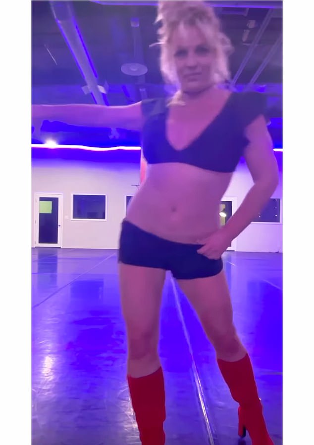 Последнее видео Бритни вышло всего через два дня после того, как она загрузила предыдущий танцевальный ролик и заявила, что не танцевала с момента своего странного клипа с ножами.