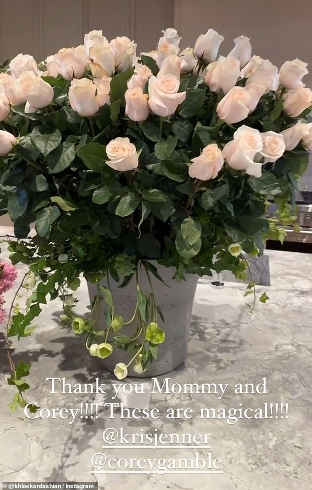 Хлоя получила в общей сложности более 100 букетов цветов в честь своего 40-летия. Кайли Дженнер была одним из тех, кто отправил цветочную композицию, а также Скотт Дисик, ее мать Крис Дженнер и Кори Гэмбл.