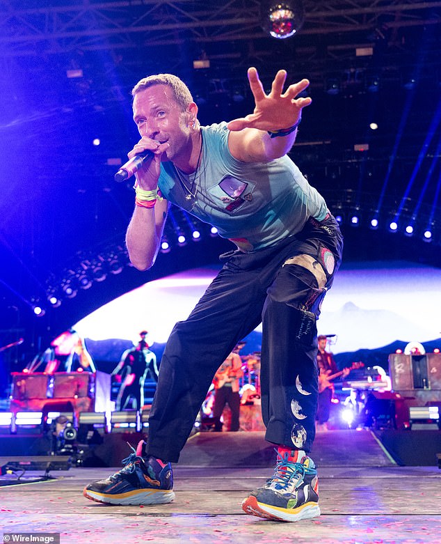 34-летняя актриса была замечена в зрительной зоне для друзей и семьи рядом со сценой Pyramid Stage на всемирно известном британском фестивале, откуда открывался великолепный вид на группу Криса Coldplay, которая была хедлайнером в пятый раз, что стало рекордом.