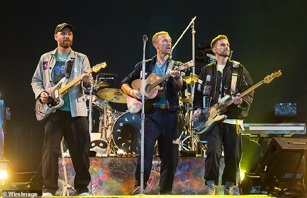 Том Круз, Джиллиан Андерсон и Саймон Пегг также присутствовали на невероятном выступлении Coldplay.